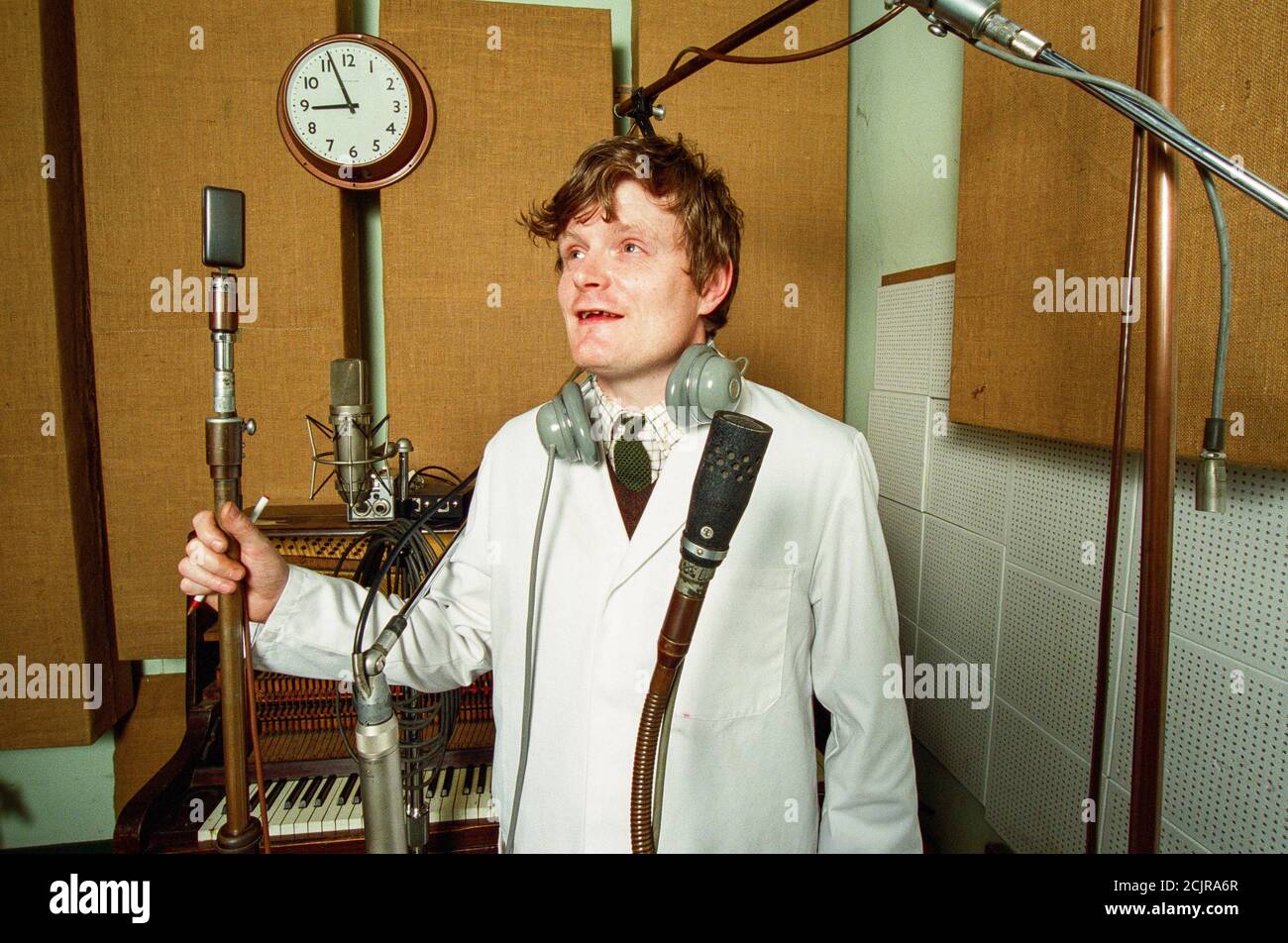 Le producteur de disques analogiques Liam Watson a photographié dans son studio d'enregistrement rétro à Hackney, Londres, Angleterre, Royaume-Uni. Banque D'Images