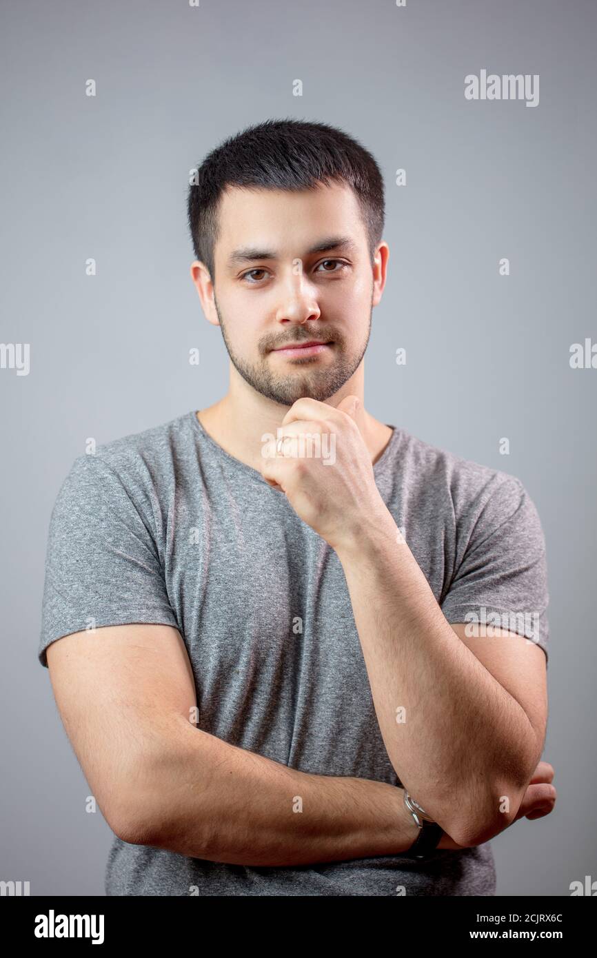 bonhomme pensif à l'allure forte. décision sérieuse. photo en gros plan. boxeur pensif dans des vêtements décontractés Banque D'Images