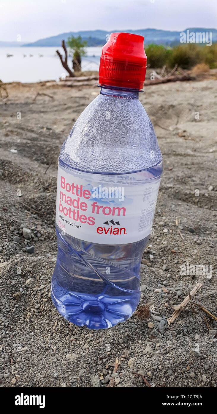 Une bouteille d'eau rejetée laissée par un laout de litière d'idiot à Ambleside, Lake District, Royaume-Uni. Banque D'Images