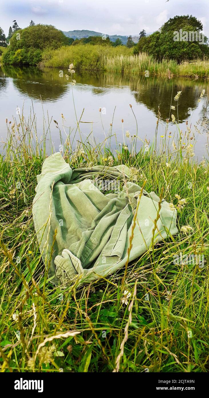 Une chemise abandonnée laissée par un laout de litière d'idiot à Ambleside, Lake District, Royaume-Uni. Banque D'Images