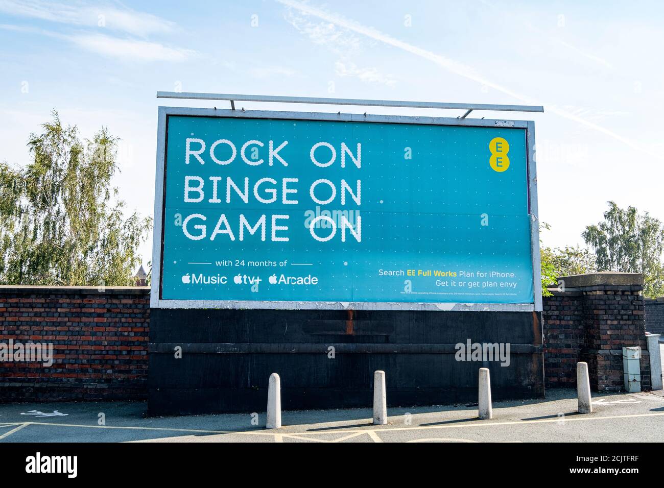 EE mobile network commercial sur panneau d'affichage à Crewe Cheshire Royaume-Uni Banque D'Images