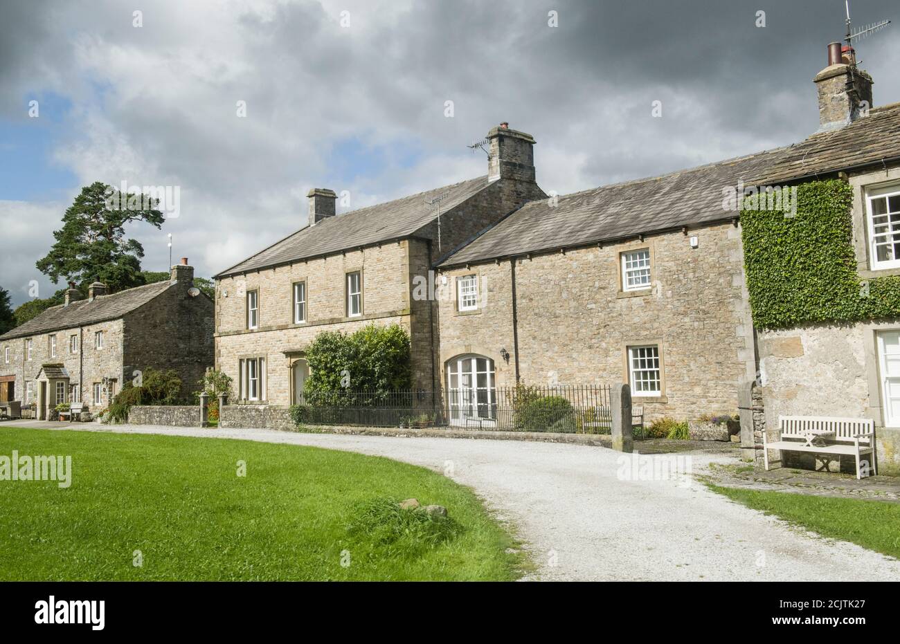 Maisons autour du grand village vert à Arncliffe dans Littondale, un après-midi ensoleillé de septembre, dans le parc national de Yorkshire Dales. Banque D'Images