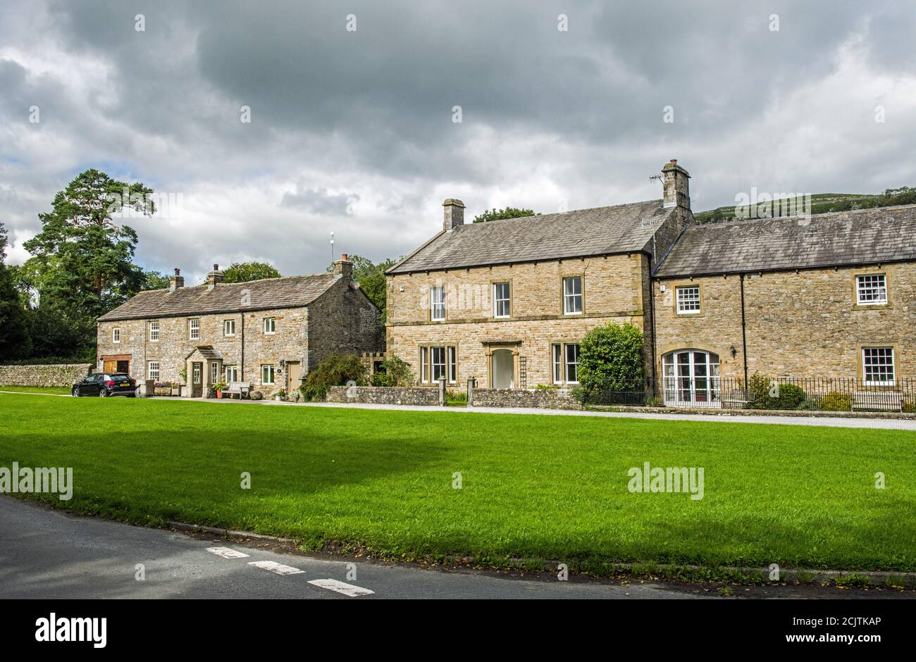 Maisons autour du grand village vert à Arncliffe dans Littondale, un après-midi ensoleillé de septembre, dans le parc national de Yorkshire Dales. Banque D'Images