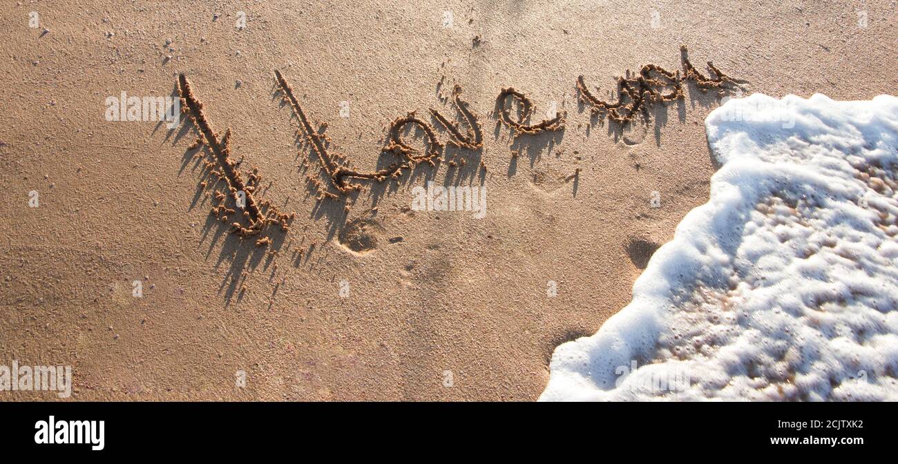 Je t'aime - un message d'amour sur l'or poncer avec une vague qui mousse et lave le inscription Banque D'Images