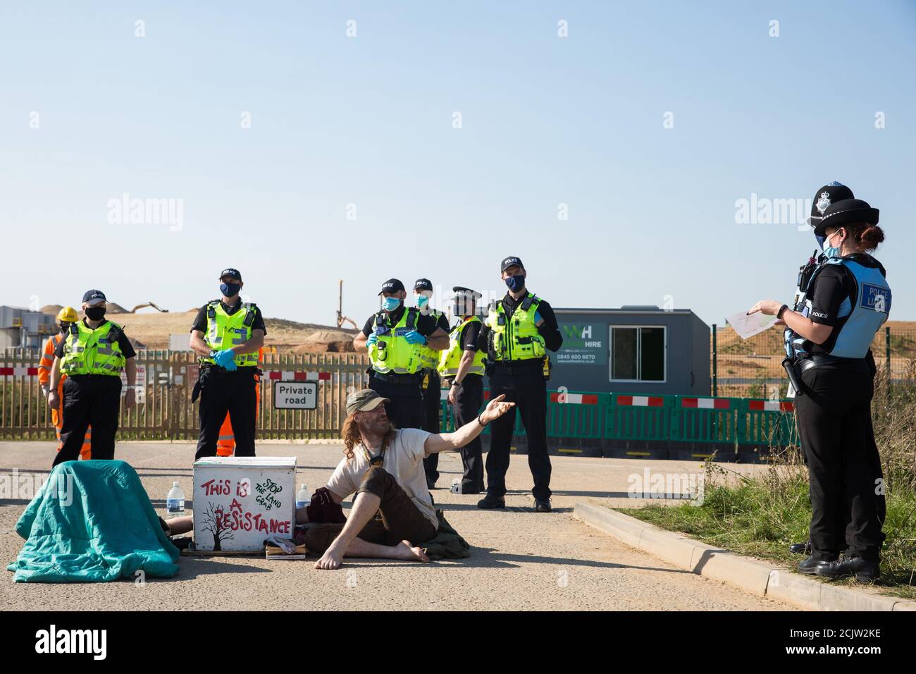 West Hyde, Royaume-Uni. 14 septembre 2020. Les activistes environnementaux de la rébellion HS2 interrogent les policiers de Hertfordshire sur la propriété de leur terrain tout en utilisant un tube à bras de verrouillage pour bloquer une porte vers le site South Portal pour la liaison ferroviaire à grande vitesse HS2. Les activistes anti-HS2 ont bloqué deux portes sur le même site pour la liaison ferroviaire controversée de 106 milliards de livres, l'une restant fermée pendant plus de six heures et l'autre pendant plus de dix-neuf heures. Crédit : Mark Kerrison/Alamy Live News Banque D'Images