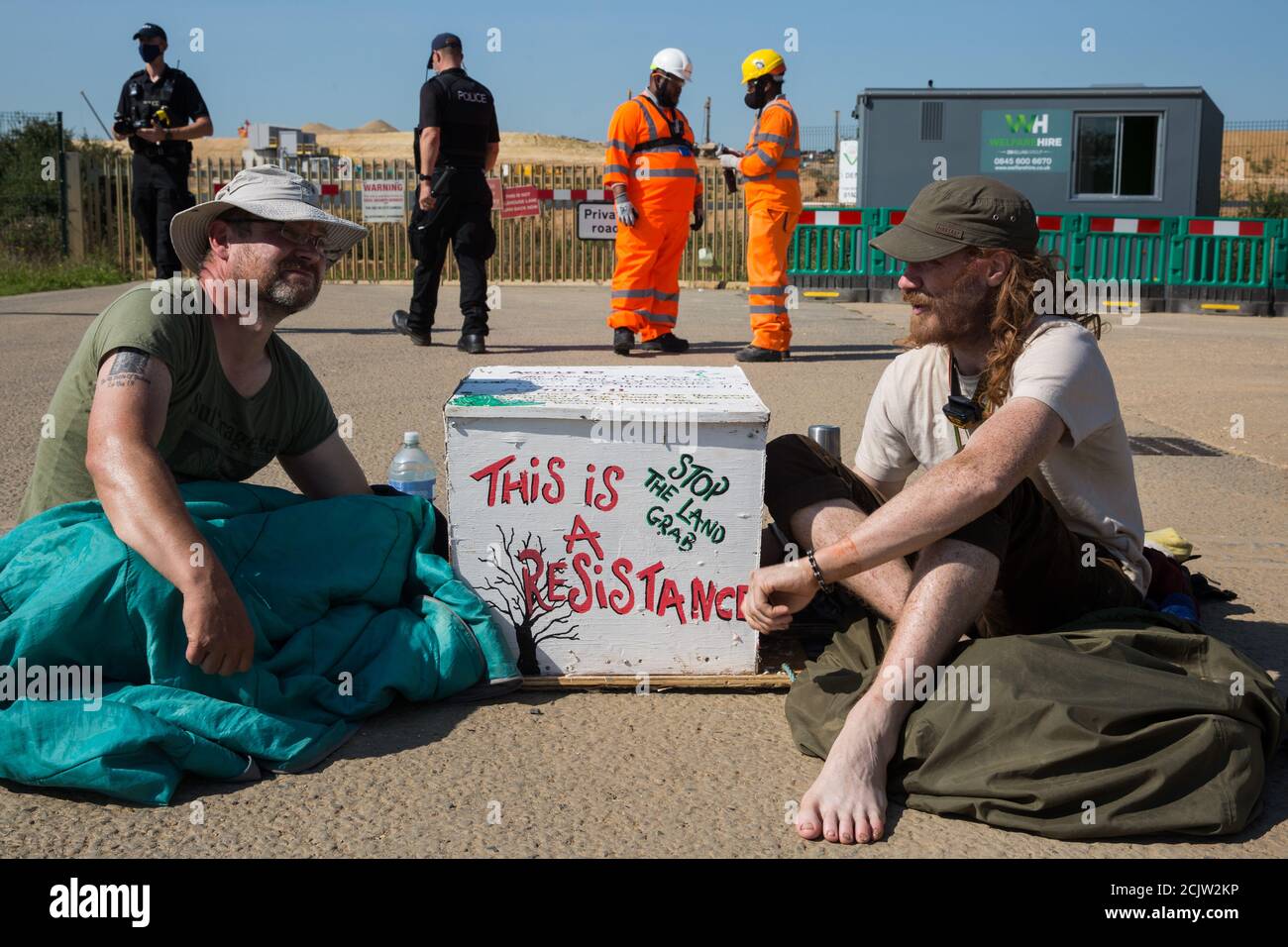 West Hyde, Royaume-Uni. 14 septembre 2020. Les activistes environnementaux  de la rébellion HS2, y compris Cllr Steve Masters (l), utilisent des tubes  à bras de verrouillage pour bloquer une porte vers le