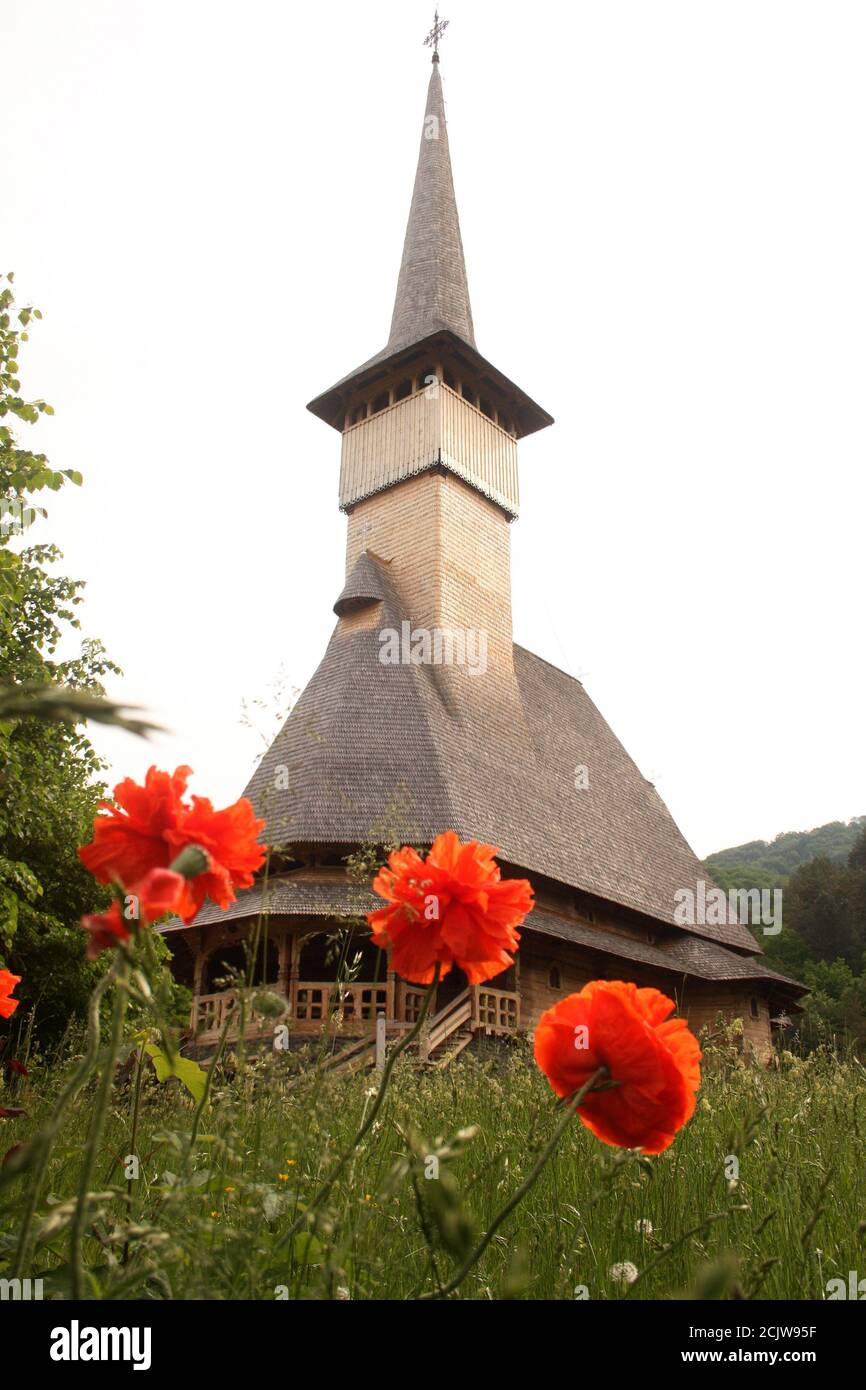 Monastère de Barsana, Roumanie. L'église en bois du XVIIIe siècle, monument historique construit dans le style traditionnel local. Banque D'Images