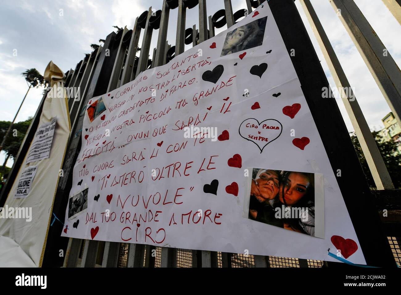 Caivano, Italie. 15 septembre 2020. Dans l'église de San Paolo Apostolo dans le Parc Vert de Caivano, les funérailles de Maria Paola Gaglione, la jeune femme qui est morte après être tombée d'un scooter alors, avec son partenaire Ciro Migliore, Elle a été chassée par son frère Michele qui n'a pas accepté sa relation avec un garçon trans. Crédit : Agence photo indépendante/Alamy Live News Banque D'Images