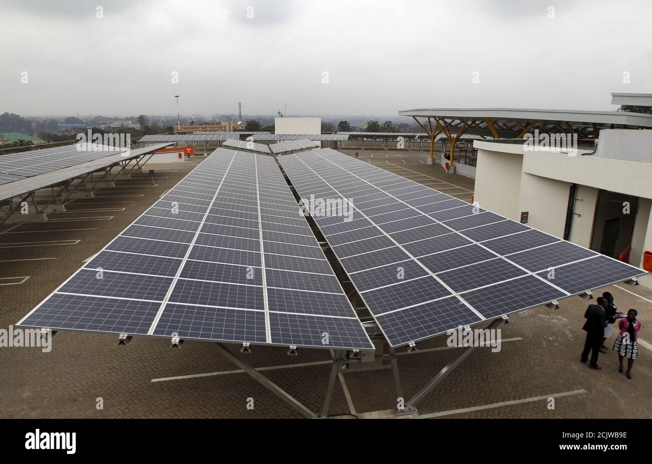 Des panneaux solaires sont photographiés dans un carport solaire du centre commercial Garden City de Nairobi, la capitale du Kenya, le 15 septembre 2015. Selon SolarCentury et Solar Africa, le plus grand portage solaire d'Afrique, avec 3,300 panneaux solaires, générera 1256 MWh par an et permettra de réduire les émissions de carbone d'environ 745 tonnes par an. REUTERS/Thomas Mukoya Banque D'Images