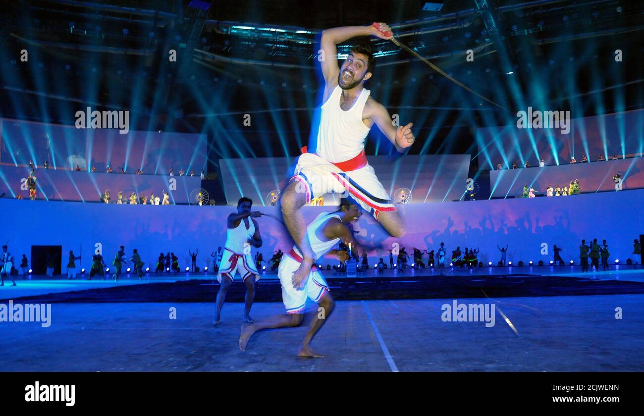 Les artistes exécutent l'ancien art martial connu sous le nom de Kalaripayattu, également appelé Kalari, un art martial indien et le style de combat avec des épées qui origina Banque D'Images