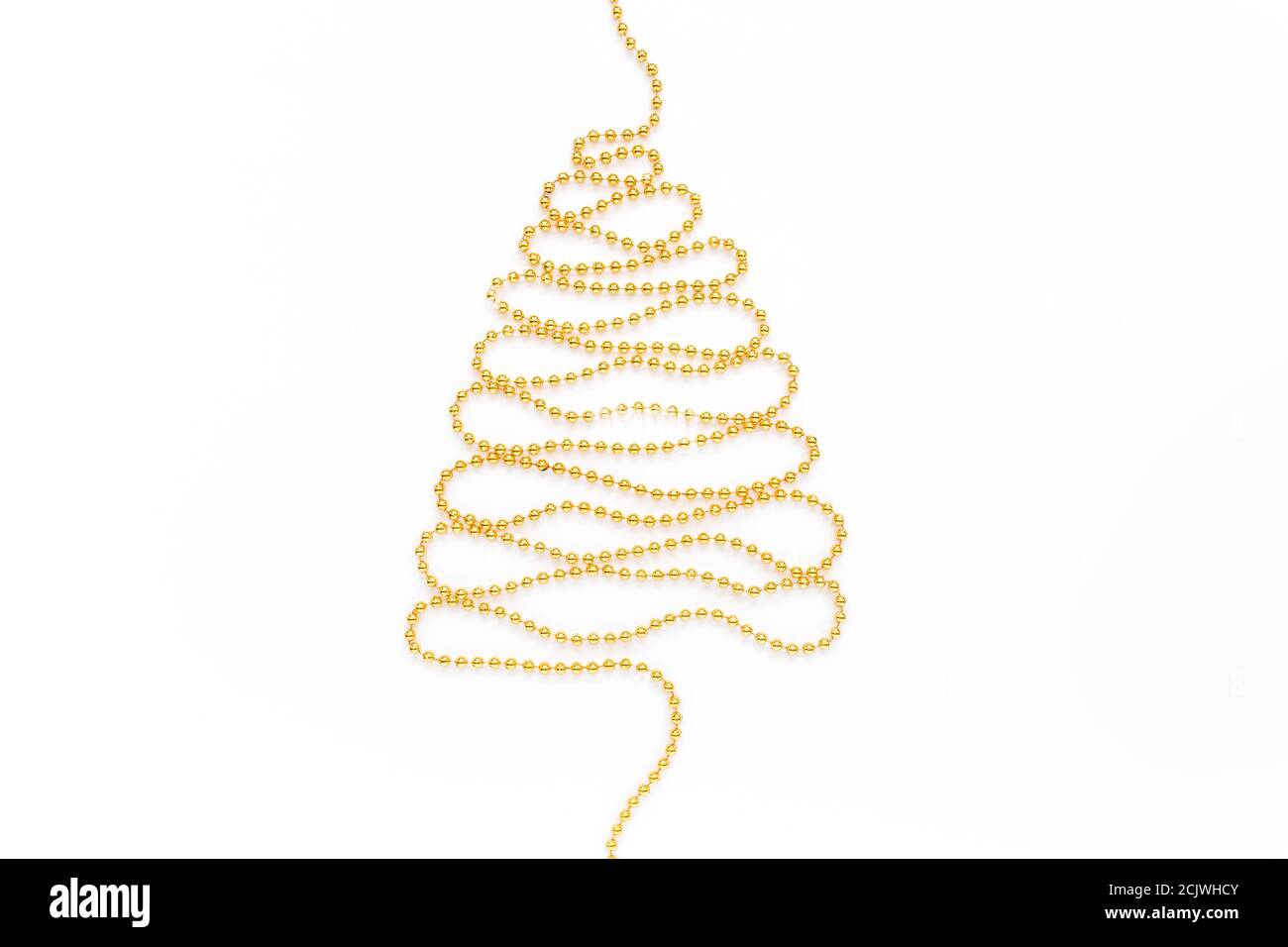 Arbre de Noël en guirlande dorée sur fond blanc avec espace de copie vide pour le texte. Flat Lay, vue de dessus concept de vacances minimal. Banque D'Images Arbre de Noël en guirlande dorée sur fond blanc avec espace de copie vide pour le texte. Flat Lay, vue de dessus concept de vacances minimal. Banque D'Images