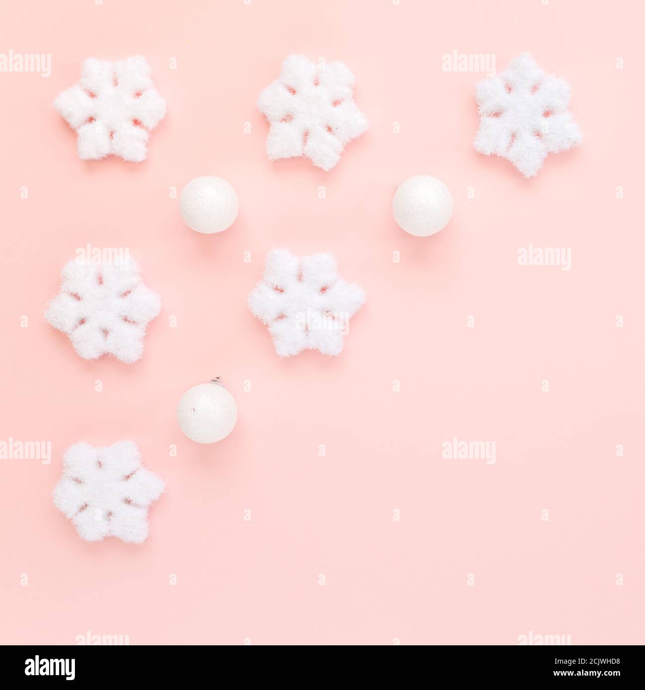 Cadre de Noël avec flocons de neige blancs sur fond rose. Composition de Noël, papier peint. Flat lay, vue de dessus Banque D'Images Cadre de Noël avec flocons de neige blancs sur fond rose. Composition de Noël, papier peint. Flat lay, vue de dessus Banque D'Images
