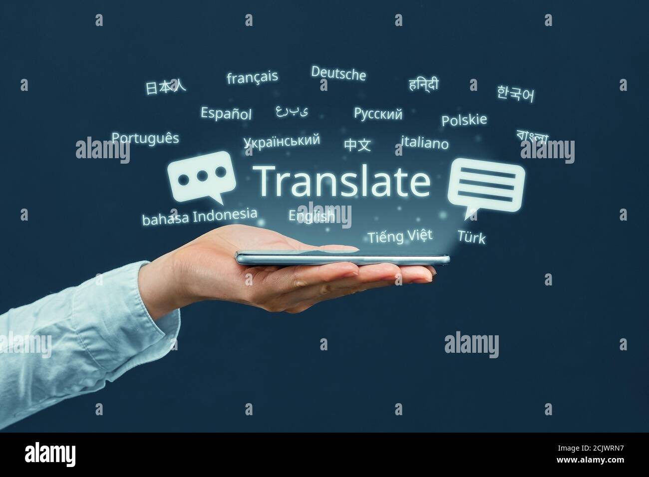 Le concept d'un programme de traduction dans un smartphone à partir de différentes langues. Banque D'Images