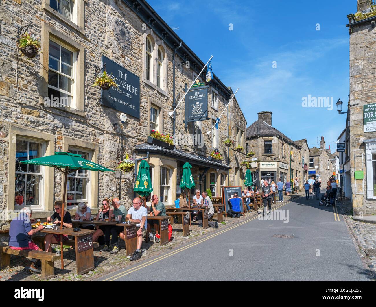 Le Devonshire Inn sur la rue principale dans le village anglais traditionnel de Grassington, le parc national de Yorkshire Dales, North Yorkshire, Angleterre, Royaume-Uni. Banque D'Images