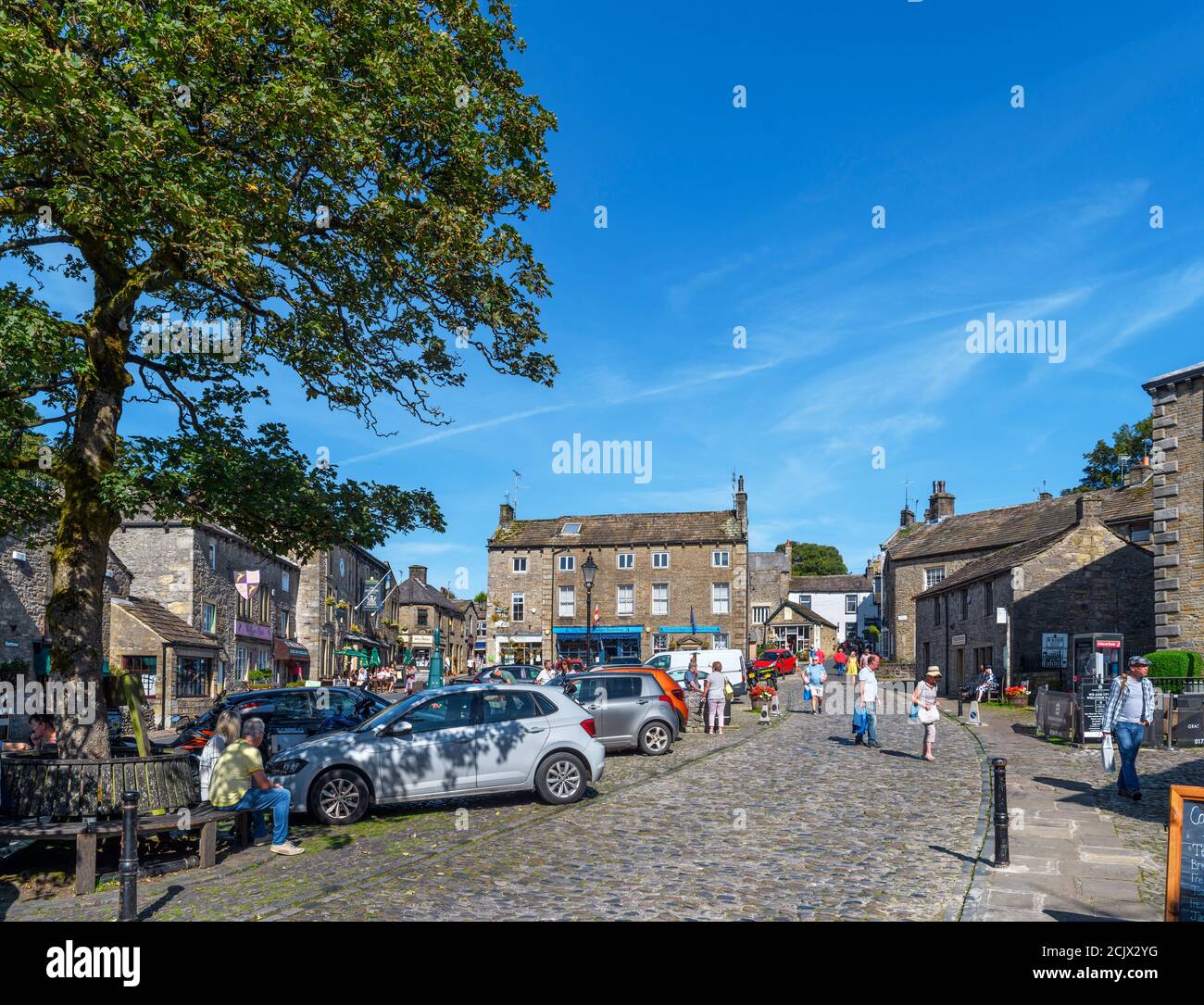 The Square dans le village anglais traditionnel de Grassington, parc national de Yorkshire Dales, North Yorkshire, Angleterre, Royaume-Uni. Banque D'Images