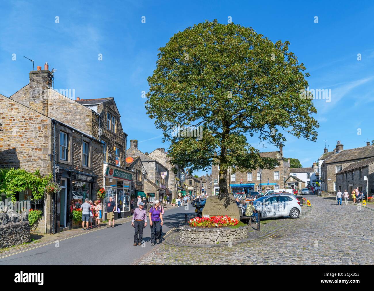 The Square and main Street dans le village anglais traditionnel de Grassington, Yorkshire Dales National Park, North Yorkshire, Angleterre, Royaume-Uni. Banque D'Images