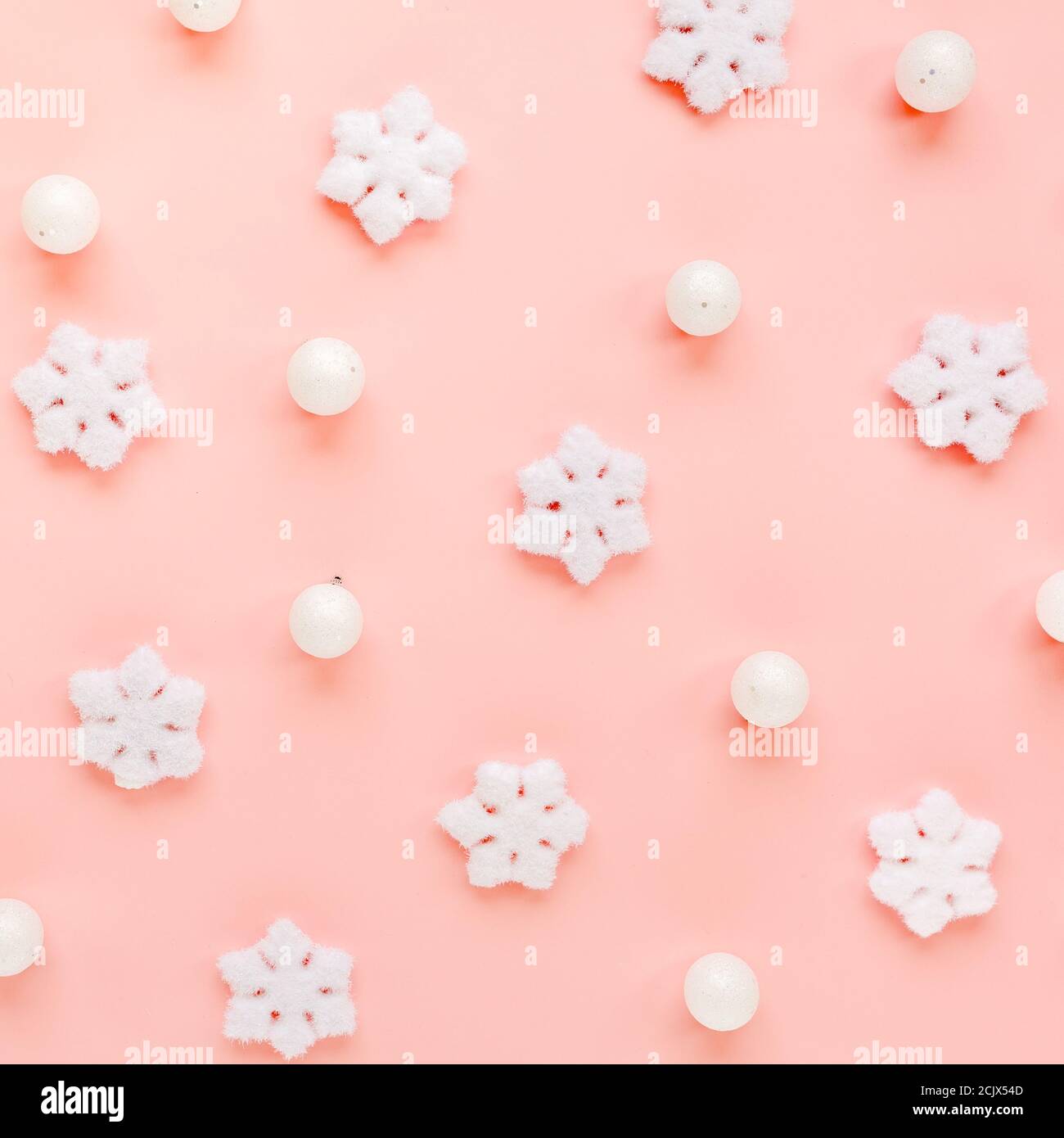 Texture de Noël avec flocons de neige blancs sur fond rose. Composition de Noël, papier peint. Flat lay, vue de dessus Banque D'Images Texture de Noël avec flocons de neige blancs sur fond rose. Composition de Noël, papier peint. Flat lay, vue de dessus Banque D'Images
