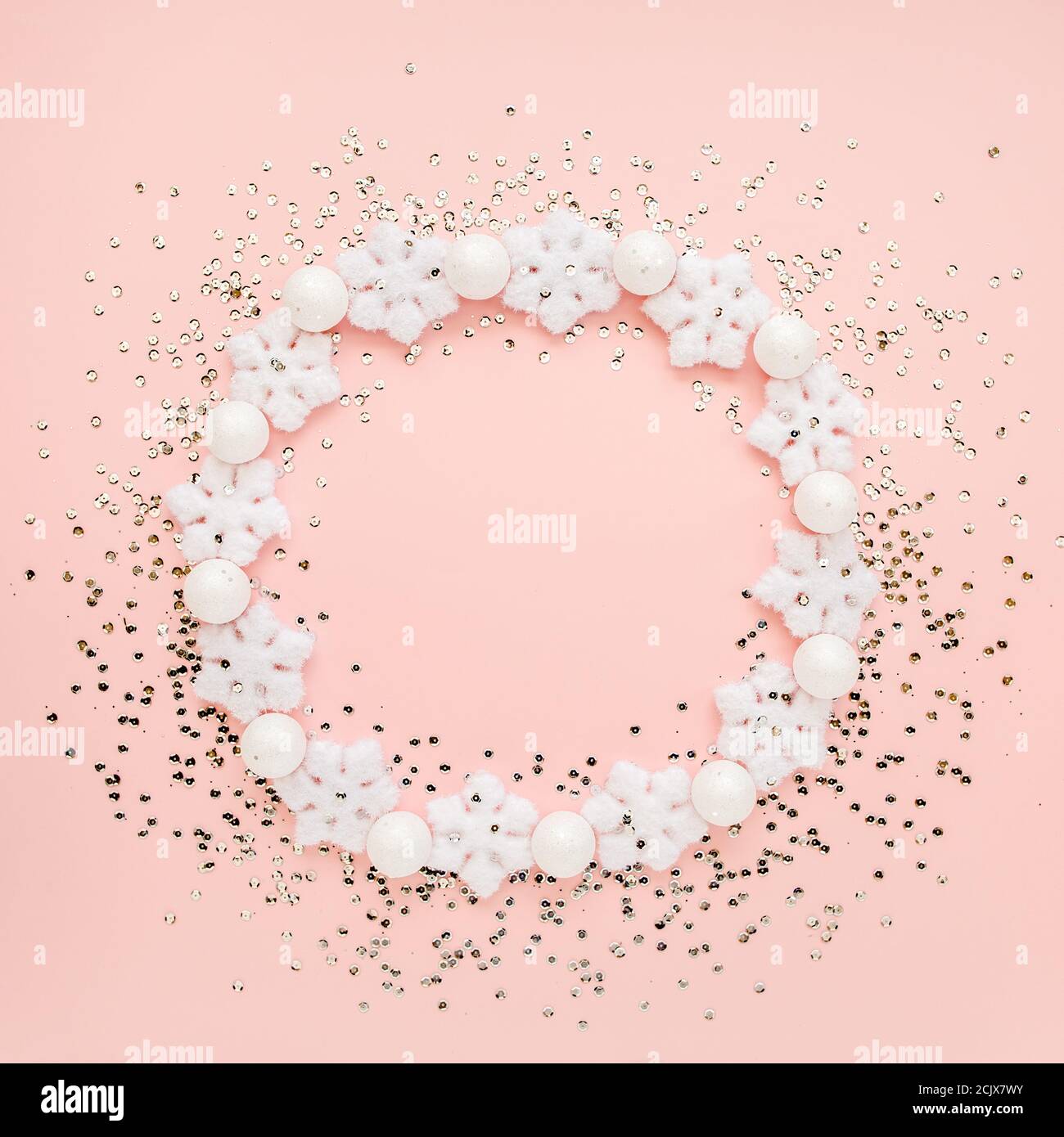 Cadre rond de Noël en flocons de neige blancs sur fond rose. Composition de Noël, papier peint. Flat lay, vue de dessus Banque D'Images Cadre rond de Noël en flocons de neige blancs sur fond rose. Composition de Noël, papier peint. Flat lay, vue de dessus Banque D'Images