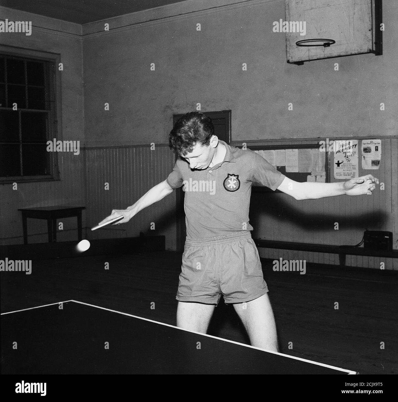 Années 1960, historique, club jeunesse, Bowhill, Soctland, un jeune jouant au tennis de table ou au ping-pong. Banque D'Images