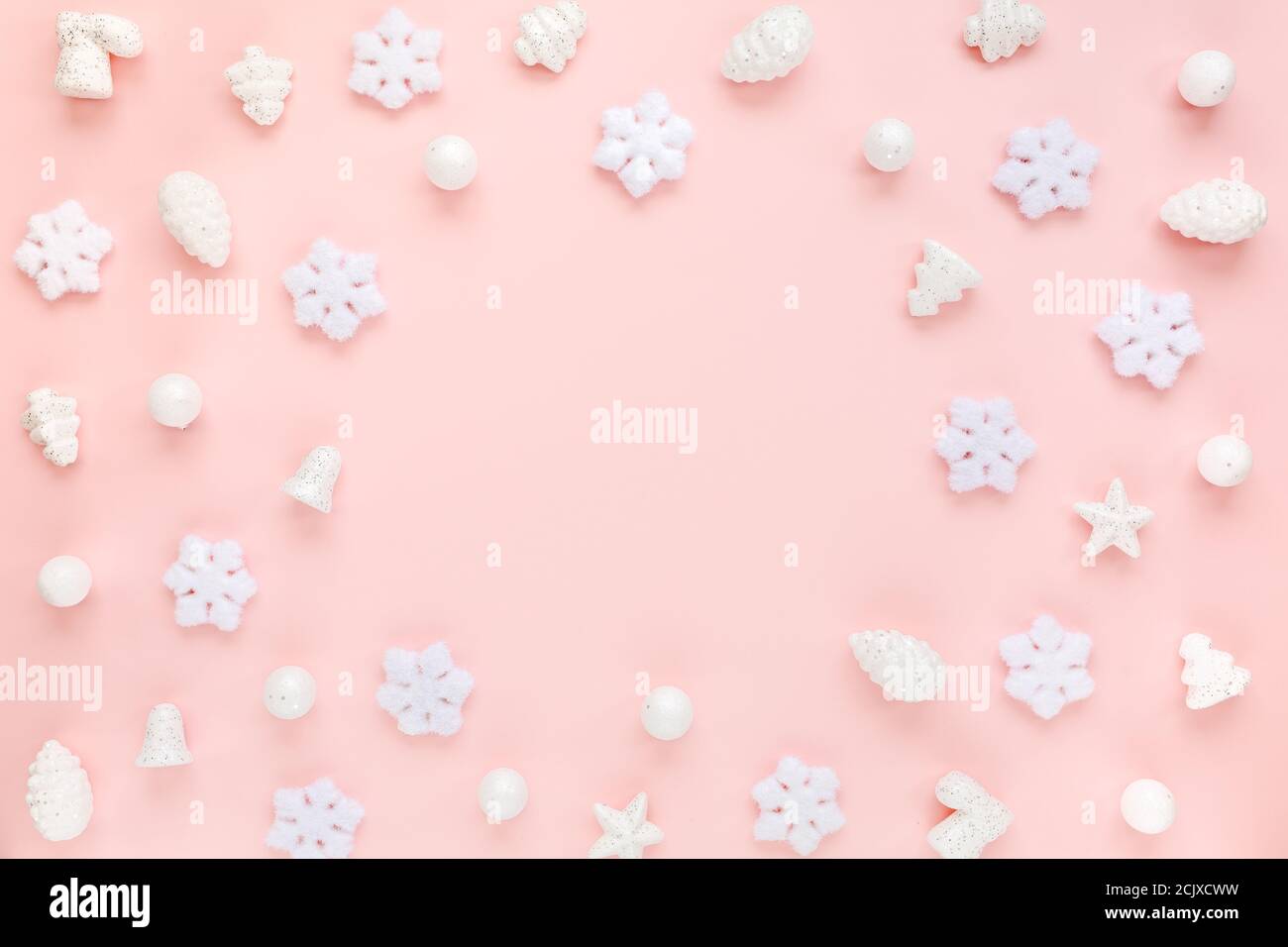 Cadre de Noël avec flocons de neige blancs sur fond rose. Composition de Noël, papier peint. Flat lay, vue de dessus Banque D'Images Cadre de Noël avec flocons de neige blancs sur fond rose. Composition de Noël, papier peint. Flat lay, vue de dessus Banque D'Images