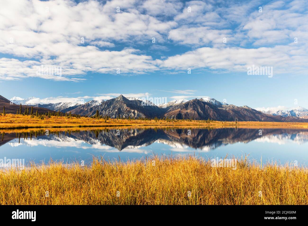 Reflet des montagnes Chugach dans le lac Knob, dans la vallée de Matanuska, dans le centre-sud de l'Alaska. Banque D'Images