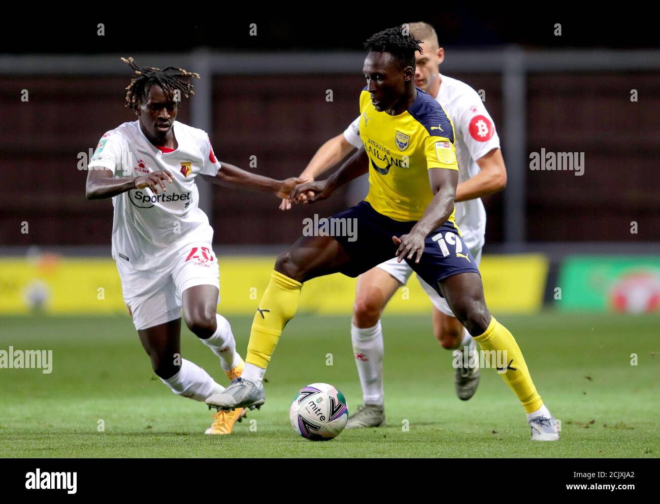 DaN Agyei (au centre) d'Oxford United lutte pour le ballon avec Toby Stevenson (à droite) de Watford et Domingos Quina lors du match de la Carabao Cup au Kassam Stadium, à Oxford. Banque D'Images