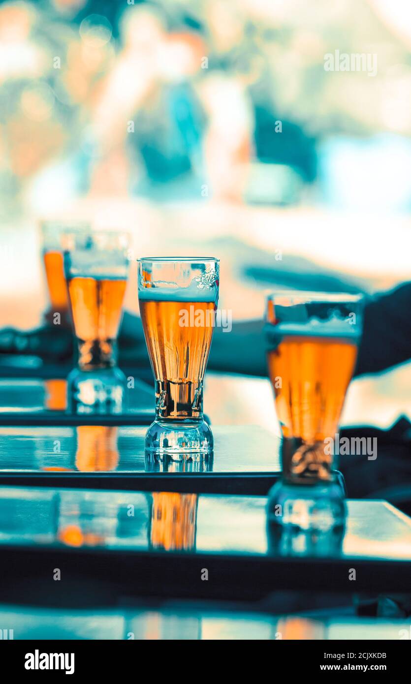 Verres de bière sur une table dans un restaurant. Banque D'Images