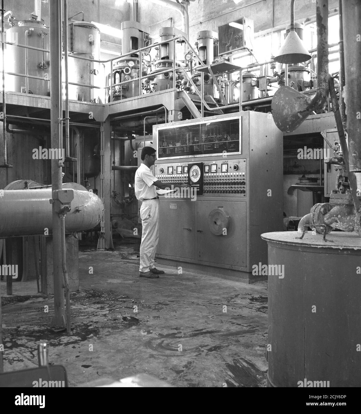 1960s, historique, homme opératif dans une unité de contrôle à l'intérieur d'un complexe industriel, éventuellement une usine d'engrais, Arabie Saoudite. Banque D'Images