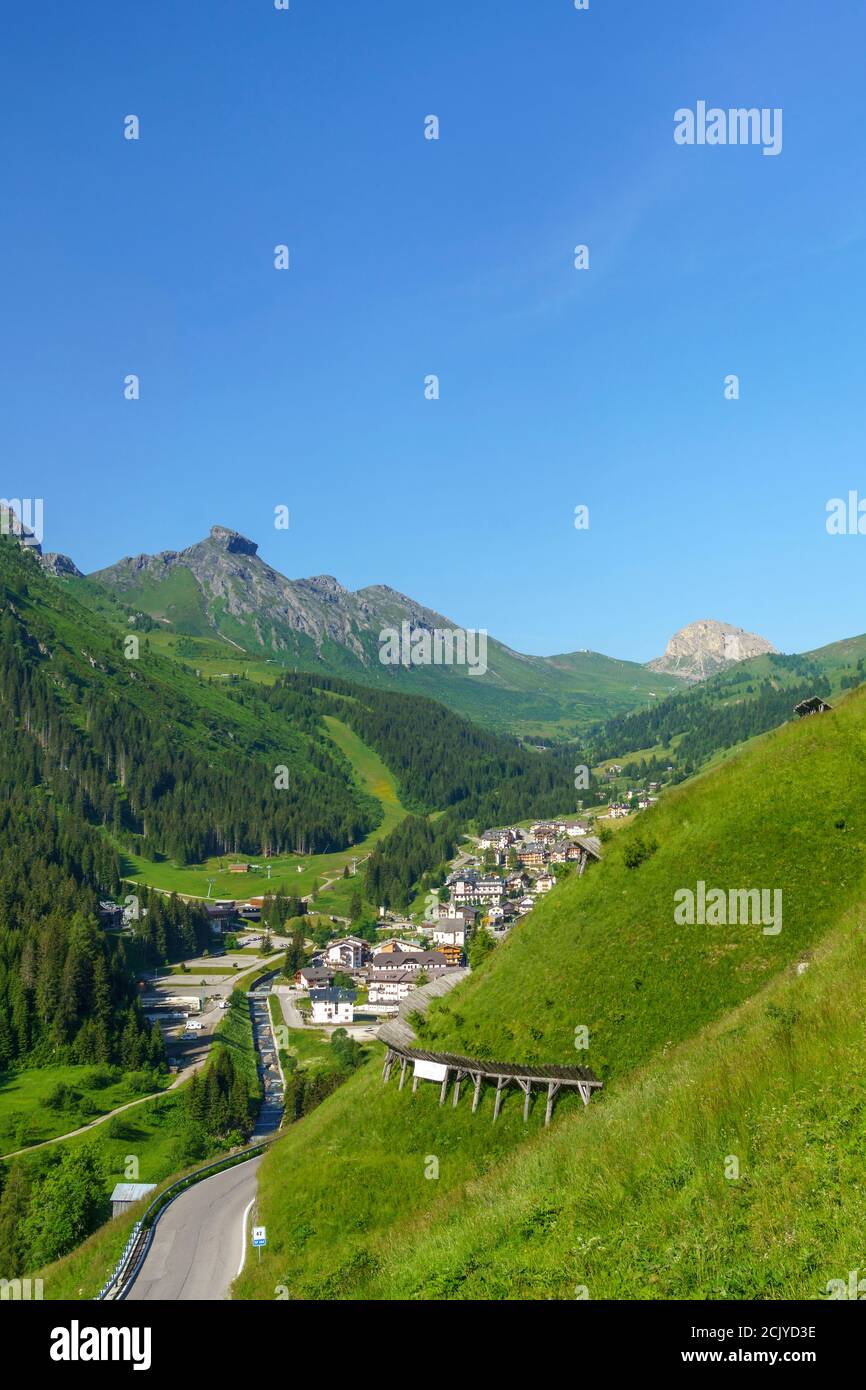 Paysage de montagne en été le long de la route vers Campolongo Pass, Dolomites, province de Belluno, Vénétie, Italie Banque D'Images