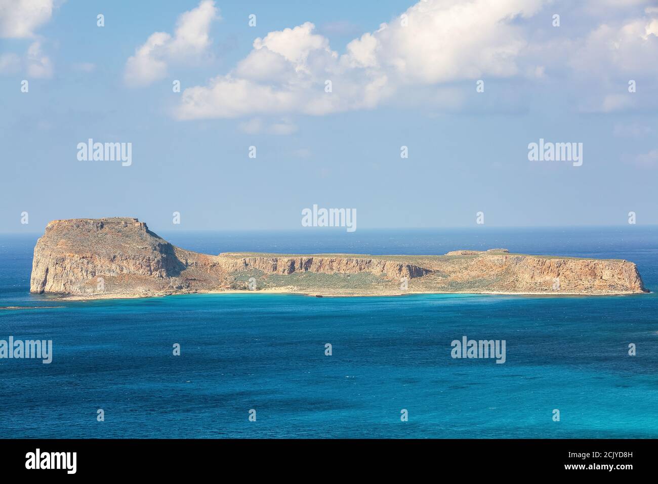 Mystérieuse baie de Balos, île de Crète, Grèce. Dans la mer d'azur, il y a des montagnes bordées d'eau. Ciel avec nuages. Vagues. Paysage par jour ensoleillé. Banque D'Images