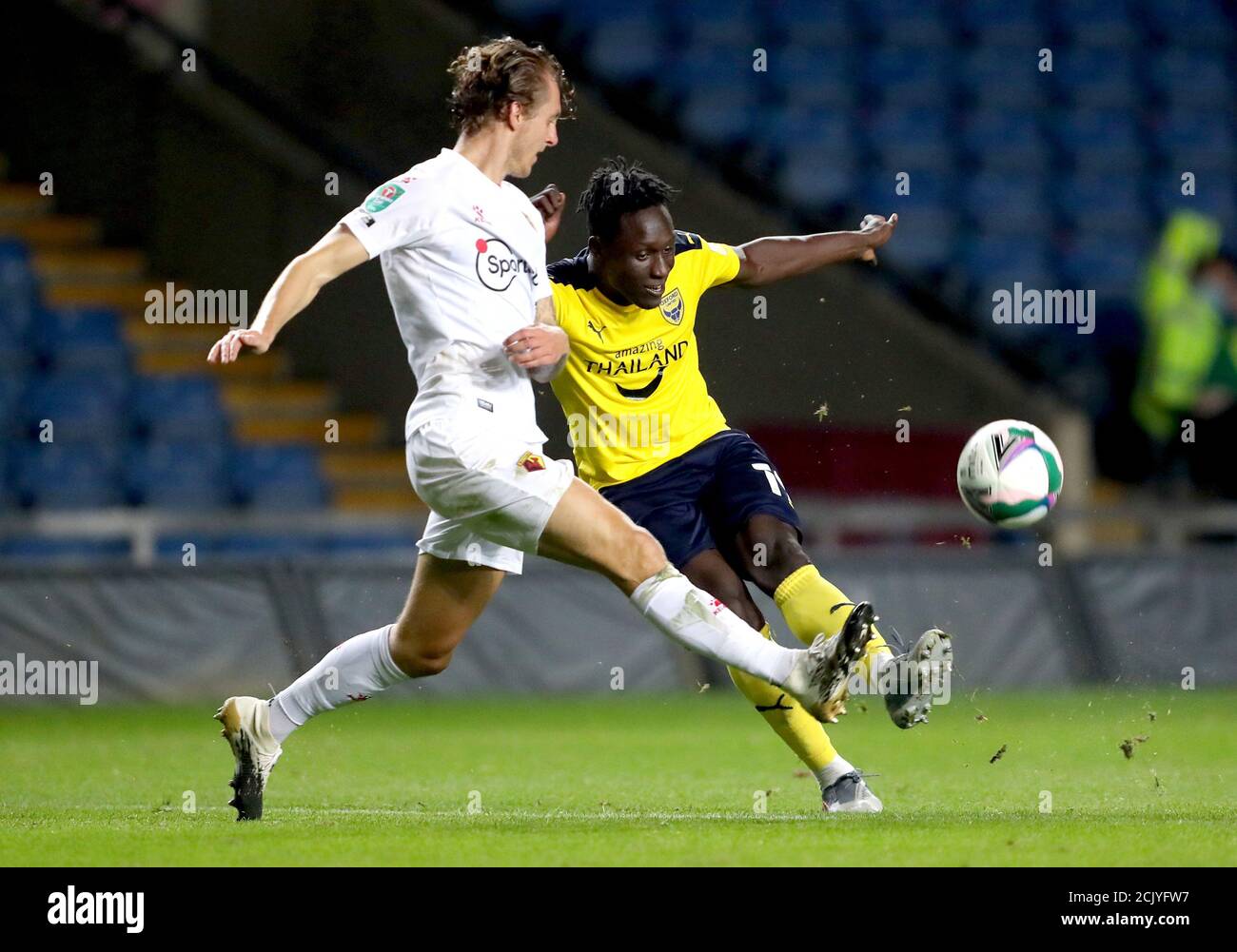 DaN Agyei (à droite) d'Oxford United a tiré sur le but lors du match de la Carabao Cup au Kassam Stadium, à Oxford. Banque D'Images