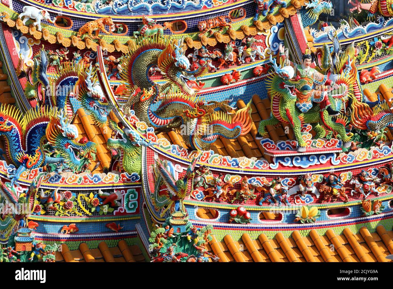 Détails à l'extérieur d'un temple à la décoration lumineuse sur Minzu East Road, Zhongshan District, Taipei, Taïwan Banque D'Images