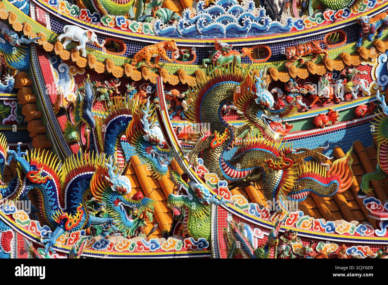 Détails à l'extérieur d'un temple à la décoration lumineuse sur Minzu East Road, Zhongshan District, Taipei, Taïwan Banque D'Images