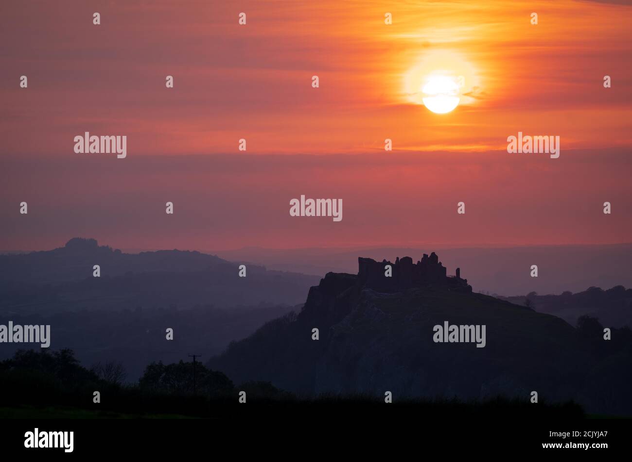 Carmarthenshire, pays de Galles, 15 septembre 2020. Météo au Royaume-Uni : le soleil se couche en nuages bas derrière le château de Carreg Cennen à Carmarthenshire, dans l'ouest du pays de Galles à la fin d'une belle journée dans le sud du pays de Galles et à travers le Royaume-Uni. Les ruines, qui sont ouvertes au public, datent du XIIIe siècle et s'assoient au sommet d'une des collines ondulantes qui sont une caractéristique de la région. Le Royaume-Uni a apprécié une fin brillante de la semaine alors que l'automne commence à faire lentement une apparition. Crédit : Robert Melen/Alamy Live News Banque D'Images