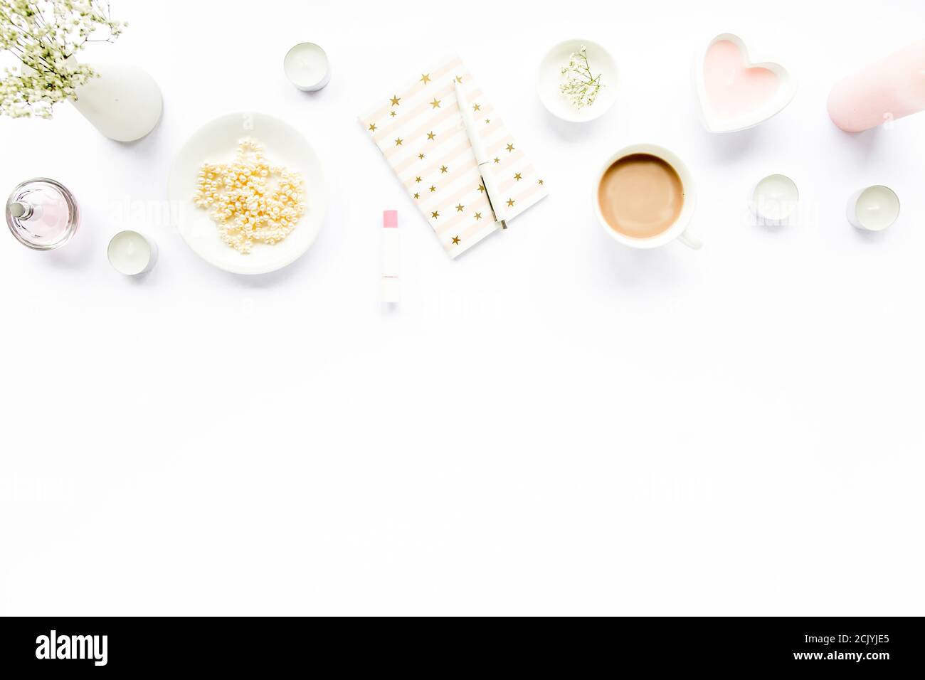 Cadre de l'espace de travail avec. Espace de travail de bureau avec succulent, thé, cacao, journal, stylo, sur fond blanc. Composition plate. Magasins. pose plate, vue de dessus Banque D'Images