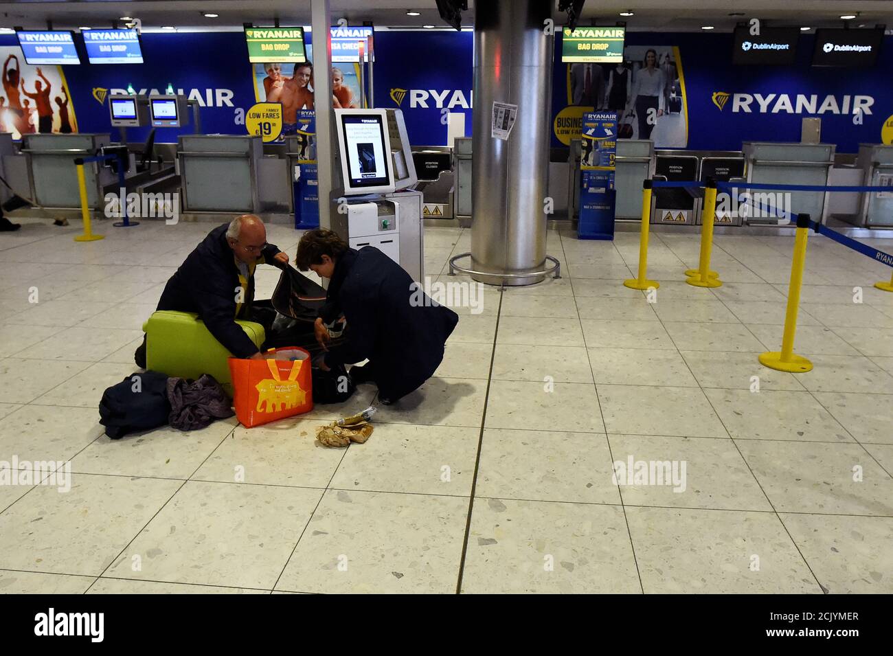 Les gens réarrangent le poids de leurs bagages dans la section d'enregistrement  Ryanair de la zone des départs à l'aéroport de Dublin à Dublin, Irlande le  27 septembre 2017. REUTERS/Clodagh Kilcoyne Photo