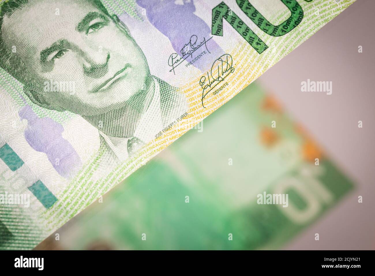 Banknote de dix mille colones du Costa Rica. En arrière-plan, derrière le verre, l'inverse de l'argent est flou Banque D'Images