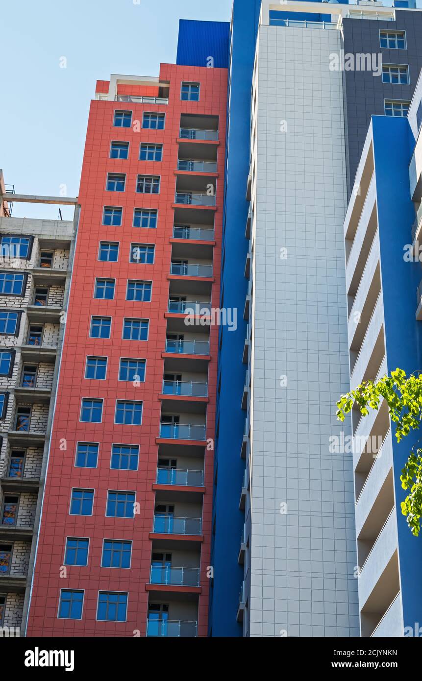Bâtiment moderne en construction. Concept de nouvel appartement en plusieurs étages revêtus de métal, plastique et verre Banque D'Images