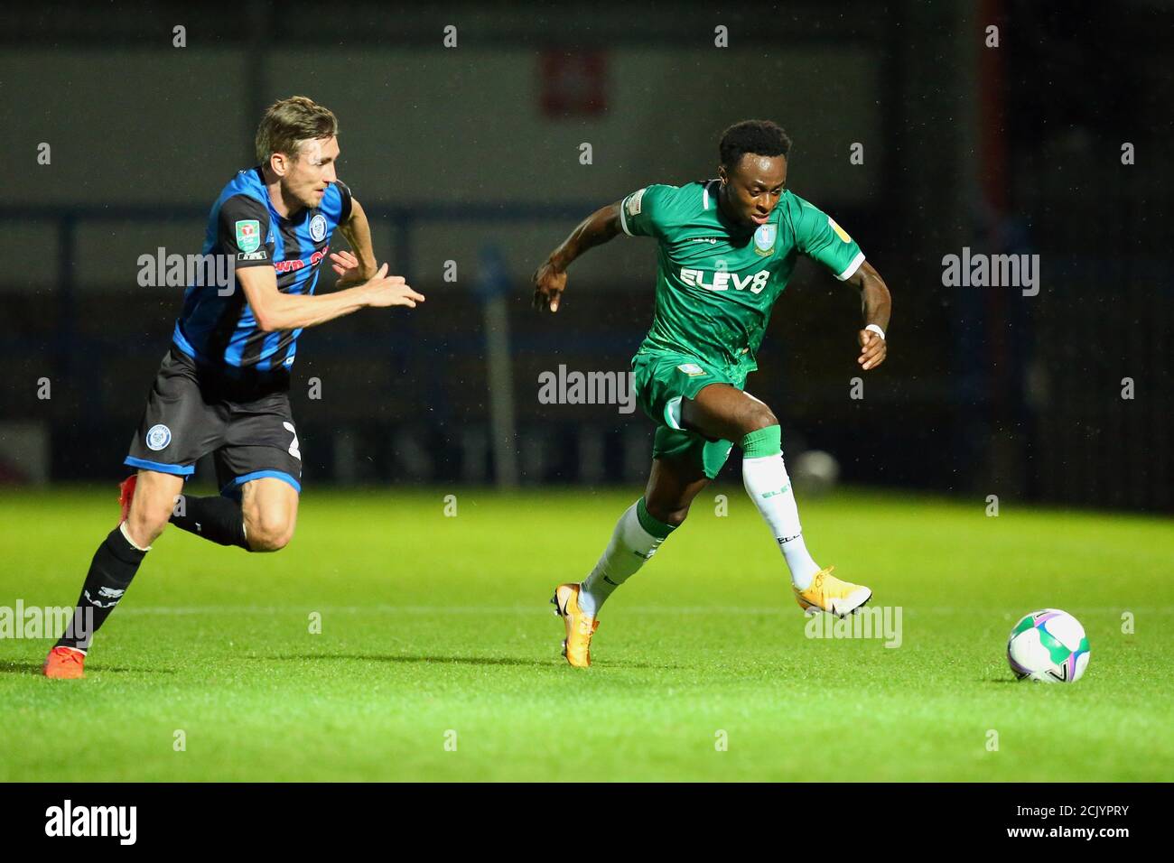 ROCHDALE, ANGLETERRE. 15 SEPTEMBRE 202020mercredi jours Moses Odubajo bataille avec Rochdales Matty Lund pendant le 2ème tour de la Carabao Cup entre Rochdale et Sheffield mercredi au stade Spotland, Rochdale. (Credit: Chris Donnelly | MI News) Credit: MI News & Sport /Alay Live News Banque D'Images