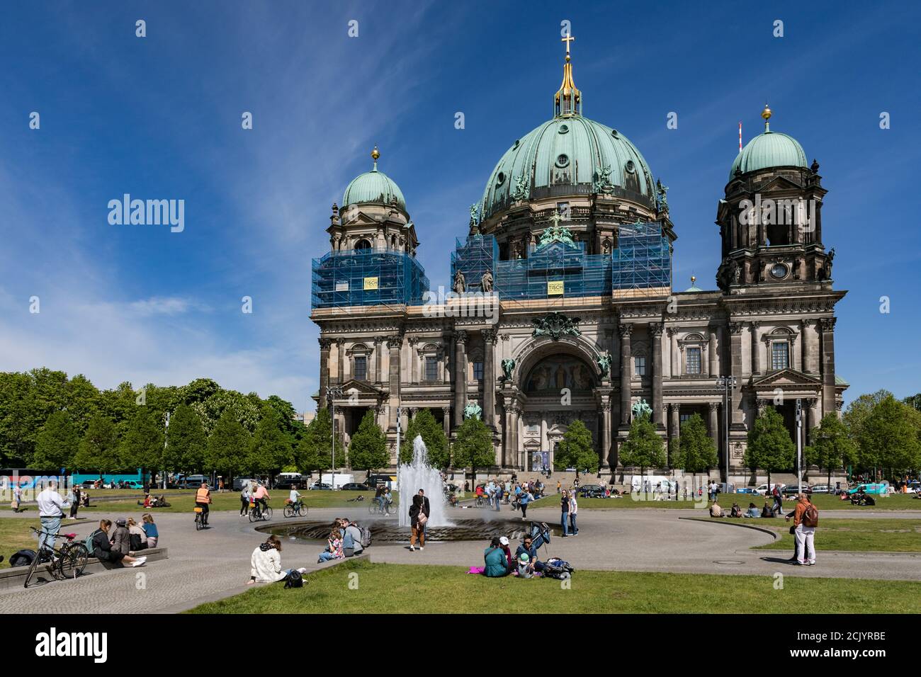 Un point de repère de la capitale allemande Berlin est la cathédrale de Berlin, vue depuis le Lustgarten Banque D'Images