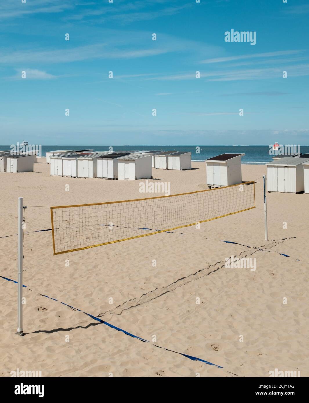 Terrain de volley-ball sur une plage vide à Calais, France Banque D'Images