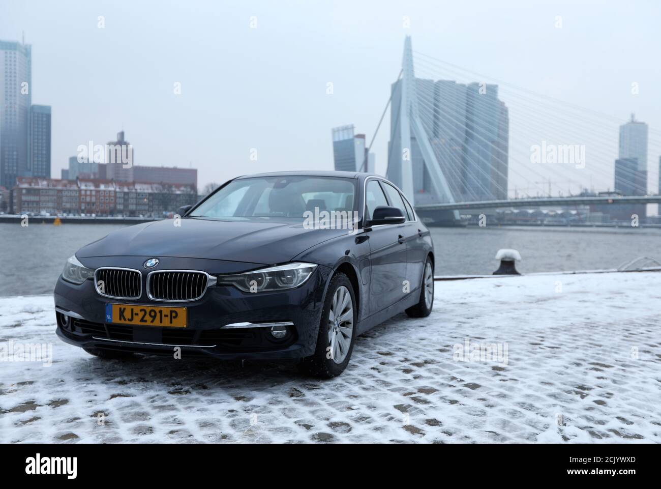 Une voiture hybride BMW se trouve près du pont Erasmus de Rotterdam, tandis  que le propriétaire de la voiture Daan Hosli participe à un programme qui  teste si les conducteurs hybrides peuvent