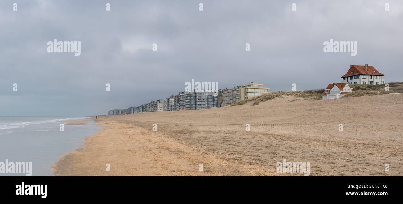 Plage déserte de Sint-Idesbald, Belgique. Banque D'Images