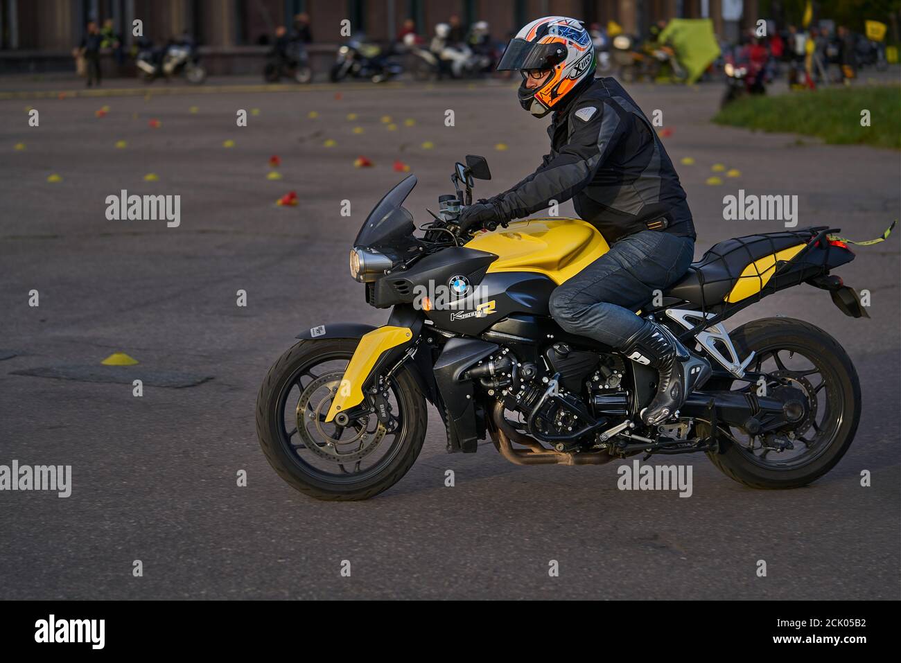 05-09-2020 Riga, Lettonie Jeune homme à moto. Banque D'Images