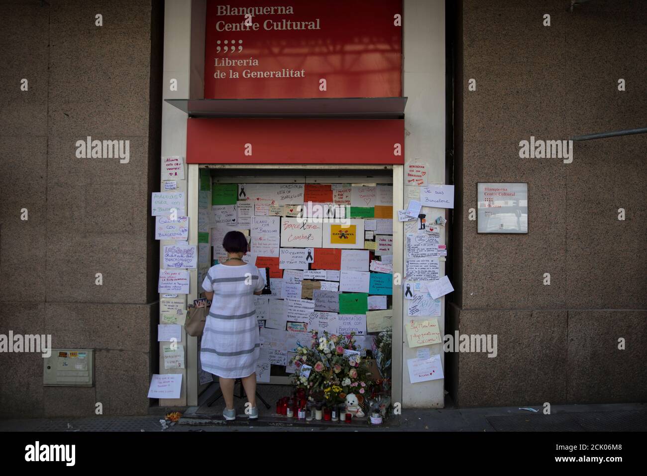 Une femme écrit un message à un mémorial impromptu pour les victimes de l'attaque de Barcelone au Centre culturel Blanquerna à Madrid, Espagne le 21 août 2017. REUTERS/Juan Medina Banque D'Images