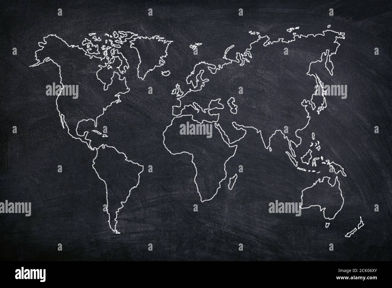 Carte du monde dessinez le contour sur un tableau noir Banque D'Images