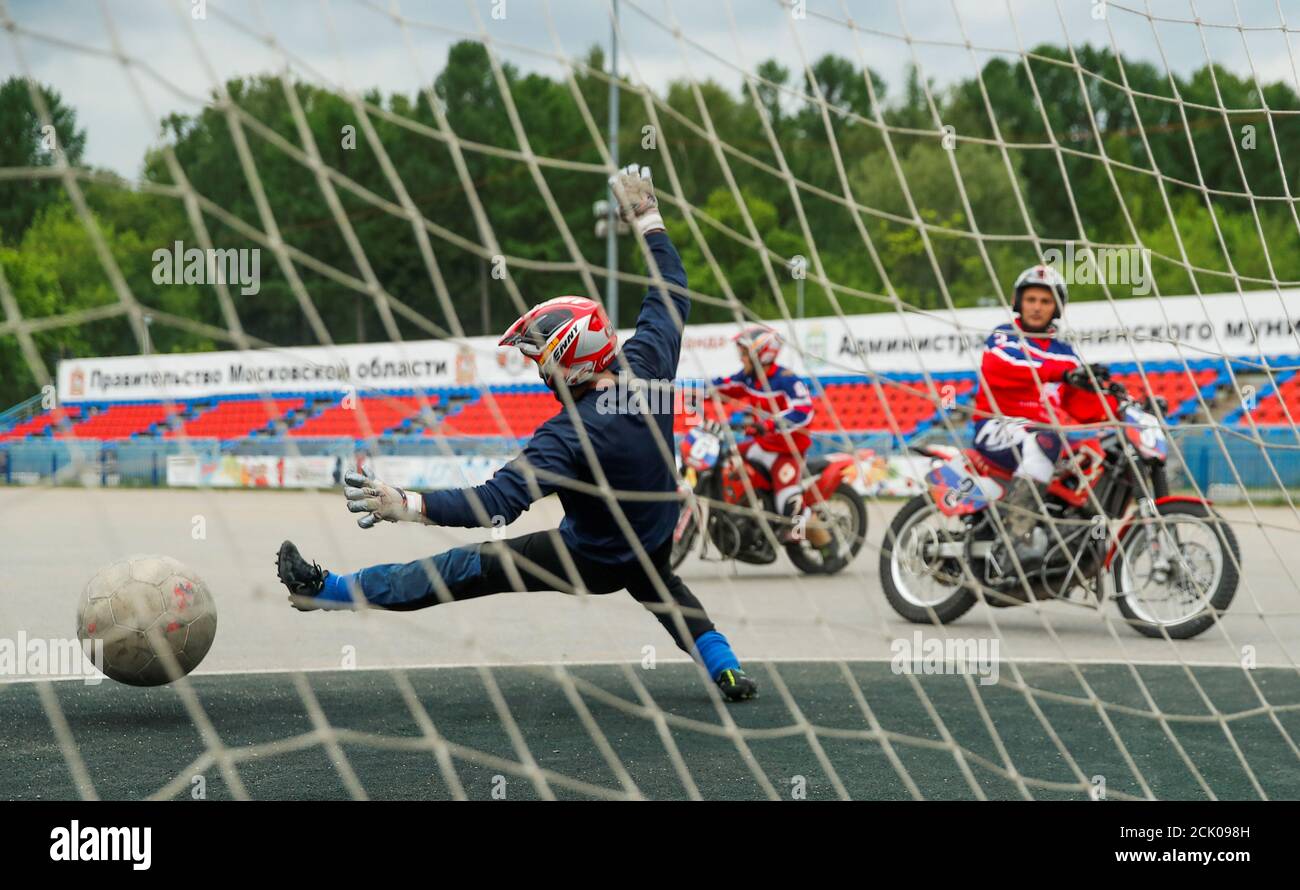 Des membres du club de motoball de Metallurg s'entraînent dans un stade de  la ville de Vidnoye, à l'extérieur de Moscou, en Russie, le 18 mai 2018.  Photo prise le 18 mai
