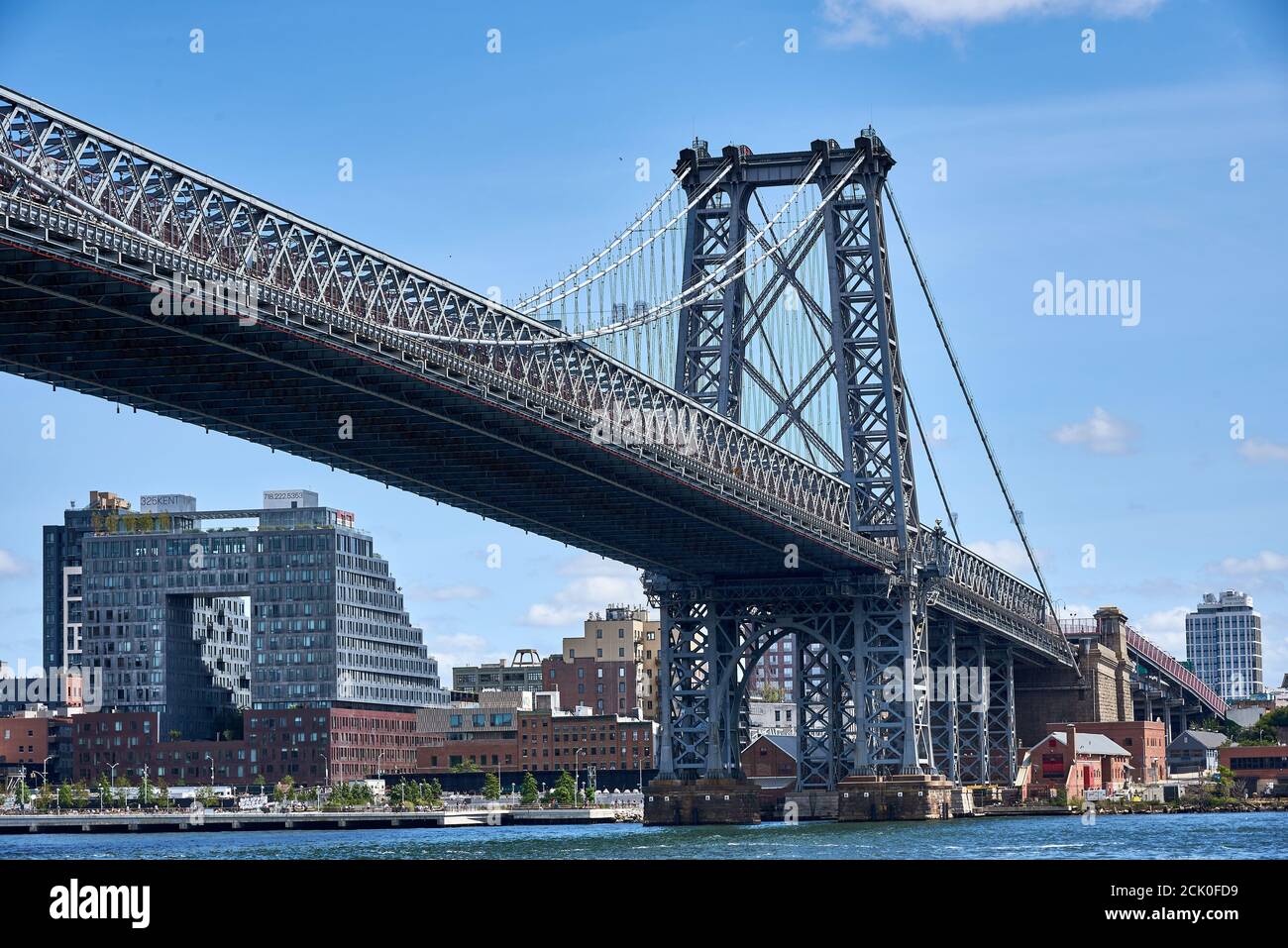 BROOKLYN, NY - SEPTEMBRE 7 2020 : le pont de Williamsburg traverse la rivière East depuis le Lower East Side de Manhattan jusqu'à Brooklyn, NY Banque D'Images