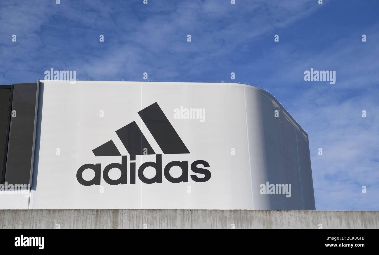 Le logo Adidas est représenté lors des célébrations du 70e anniversaire du  fabricant allemand de vêtements de sport Adidas au siège de la société à  Herzogenaurach, en Allemagne, le 9 août 2019.