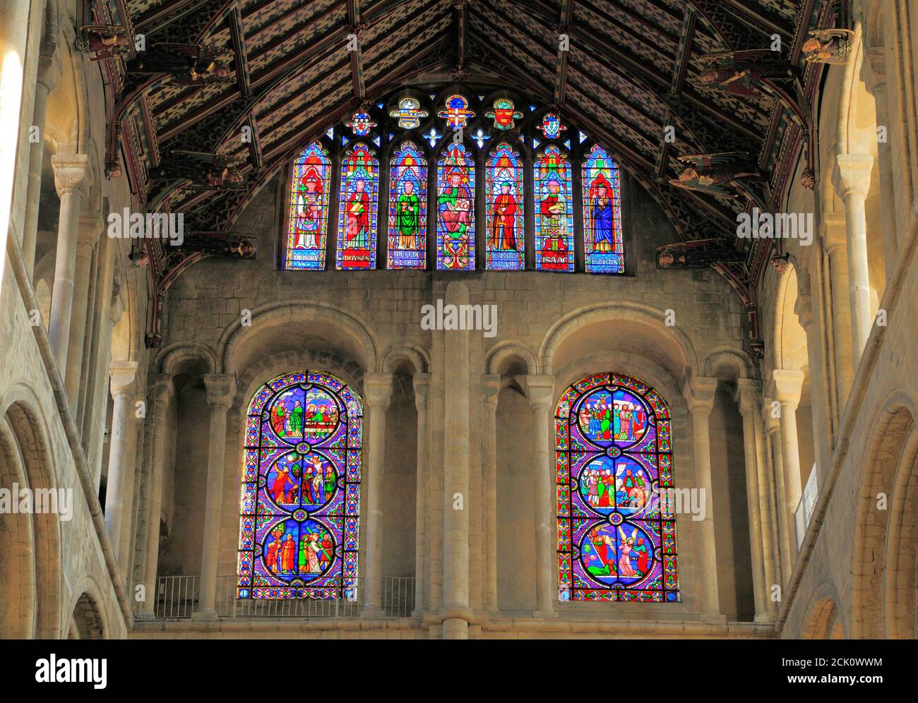 Cathédrale d'Ely, intérieur, transept sud, arches normandes en contrebas, arches anglaises en haut, vitraux victoriens, fenêtres, Cambridgeshire, Angleterre Banque D'Images